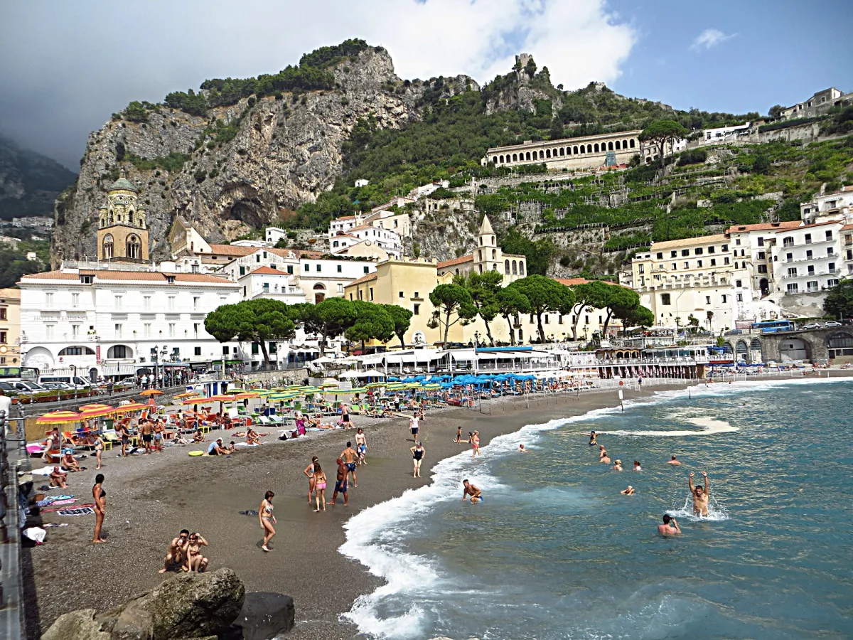 Come arrivare ad Amalfi: guida aggiornata 2026 da Roma, Napoli e altre città