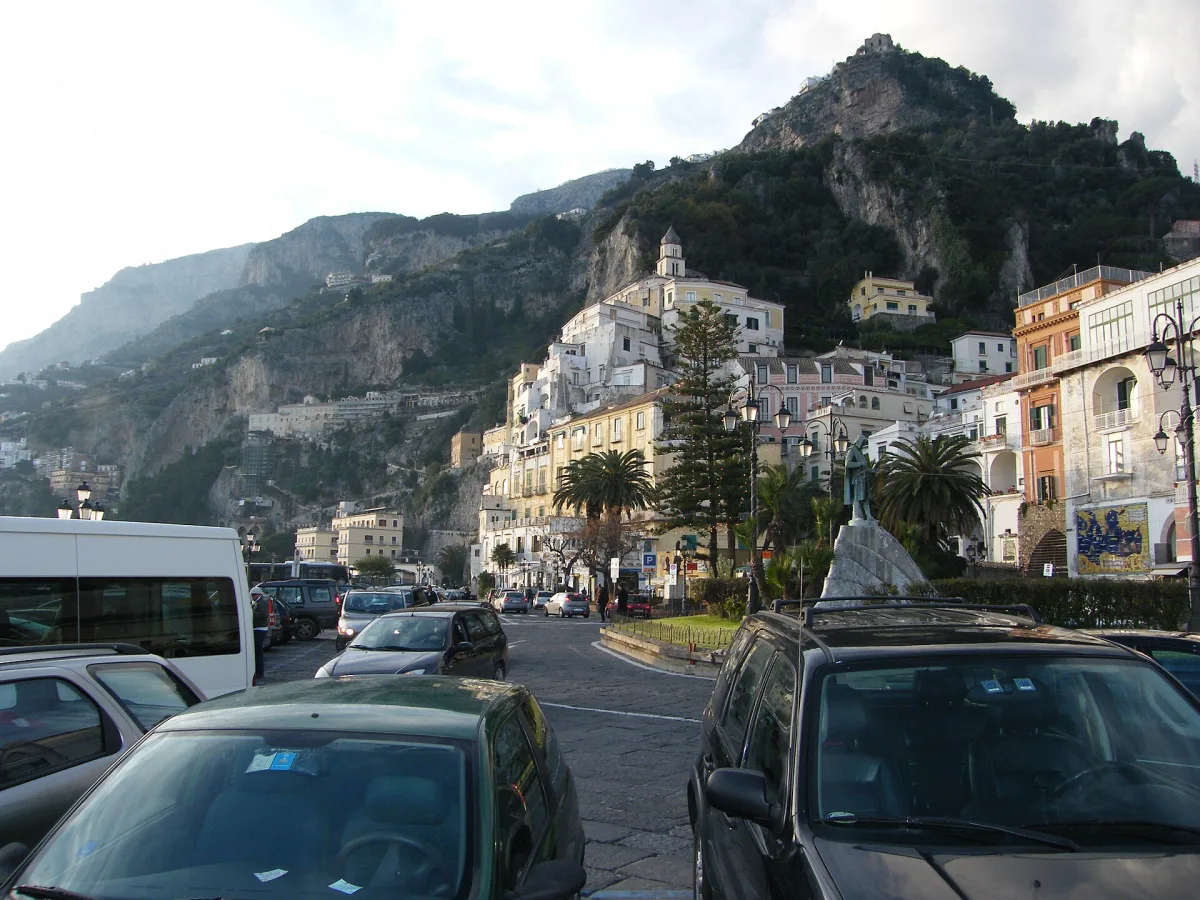 Dove parcheggiare ad Amalfi: guida completa ai parcheggi 2026